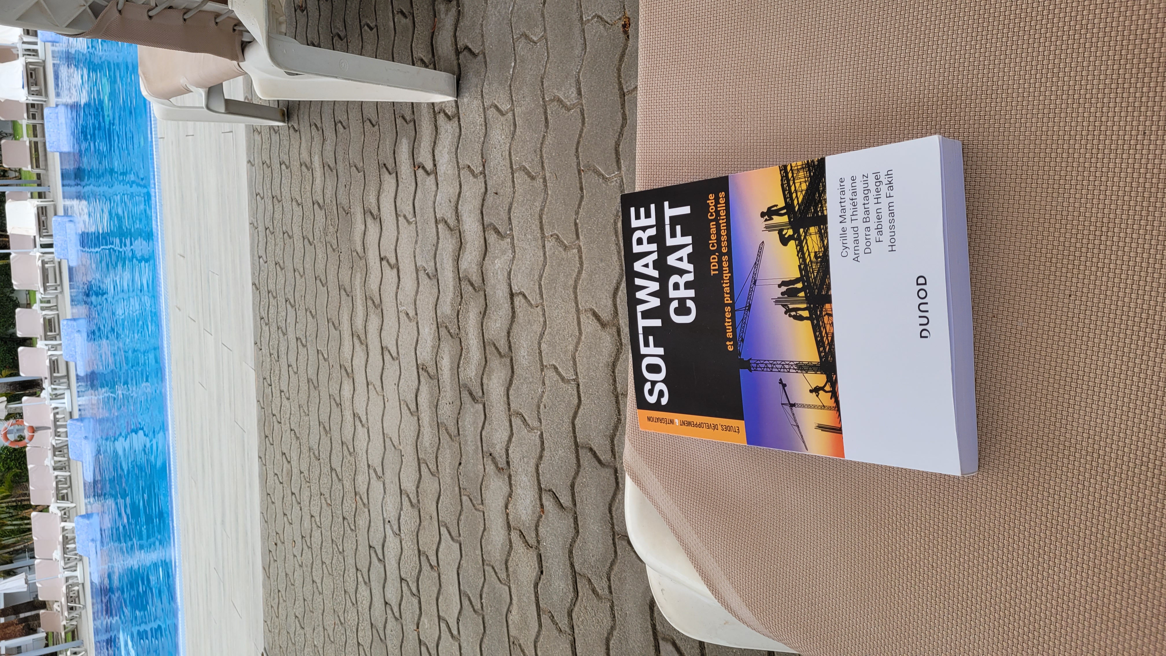 Couverture du livre au bord d'une piscine